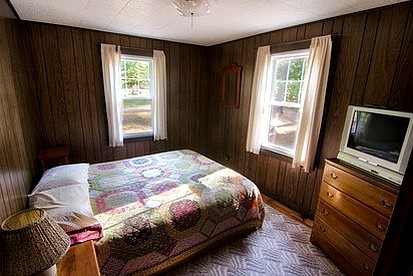 Peaceful Cottage on Lake Winnipesaukee near Gunstock Mountain Resort, New Hampshire - Moultonborough, New Hampshire - glamping.directory