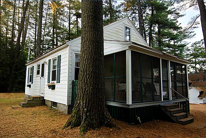 Peaceful Cottage on Lake Winnipesaukee near Gunstock Mountain Resort, New Hampshire - glamping.directory