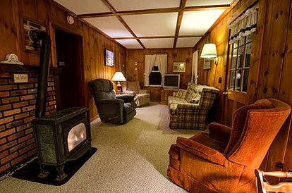 Peaceful Cottage on Lake Winnipesaukee near Gunstock Mountain Resort, New Hampshire - Moultonborough, New Hampshire - glamping.directory