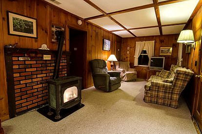 Peaceful Cottage on Lake Winnipesaukee near Gunstock Mountain Resort, New Hampshire - Moultonborough, New Hampshire - glamping.directory