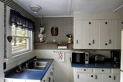 Peaceful Cottage on Lake Winnipesaukee near Gunstock Mountain Resort, New Hampshire - Moultonborough, New Hampshire - glamping.directory