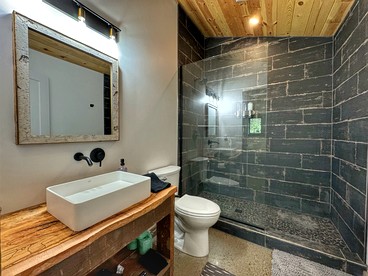 Secluded Romantic Cabin in the Heart of Ohio's Grand River Valley near Madison, Ohio - Madison, Ohio - glamping.directory