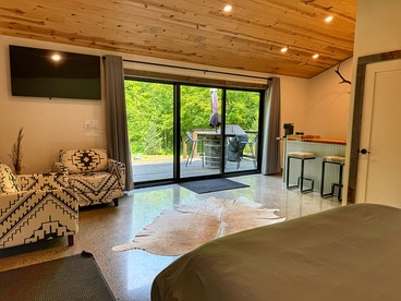 Secluded Romantic Cabin in the Heart of Ohio's Grand River Valley near Madison, Ohio - Madison, Ohio - glamping.directory