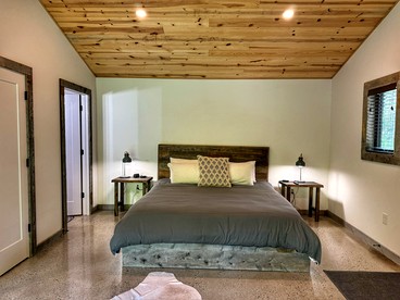 Secluded Romantic Cabin in the Heart of Ohio's Grand River Valley near Madison, Ohio - Madison, Ohio - glamping.directory