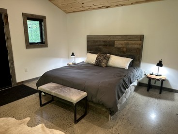 Secluded Romantic Cabin in the Heart of Ohio's Grand River Valley near Madison, Ohio - Madison, Ohio - glamping.directory