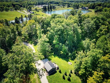 Secluded Romantic Cabin in the Heart of Ohio's Grand River Valley near Madison, Ohio - Madison, Ohio - glamping.directory