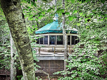 Floating Island Cabin in Monmouth, ME - Monmouth, Maine - glamping.directory