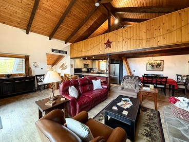 Scenic Mountain Escape with Hot Tub near Attitash Resort in Bartlett, New Hampshire - Bartlett, New Hampshire - glamping.directory