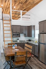 Spacious Cozy Cabin with Back Porch in Livingston, Texas - Livingston, Texas - glamping.directory