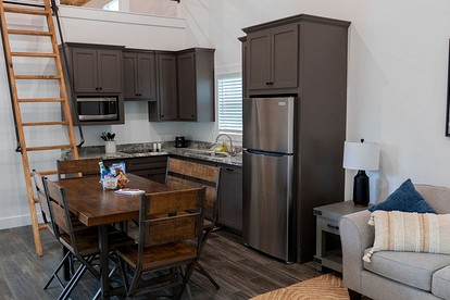 Spacious Cozy Cabin with Back Porch in Livingston, Texas - Livingston, Texas - glamping.directory