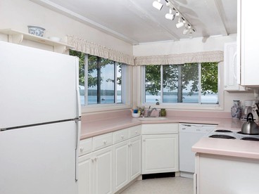 Romantic Luxury Cottage on the Shore of Frenchman’s Bay, Maine - Hancock, Maine - glamping.directory