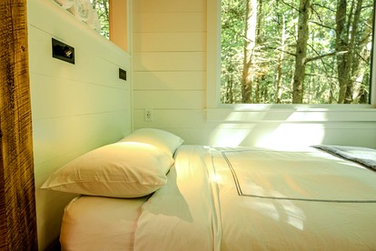 Beautiful Cabin with Modern Indoor Space and Fire Pit in Freeport, Maine - Freeport, Maine - glamping.directory