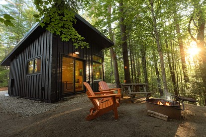 Beautiful Cabin with Modern Indoor Space and Fire Pit in Freeport, Maine - Freeport, Maine - glamping.directory