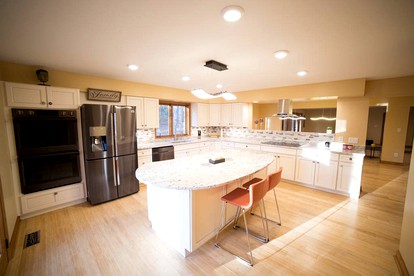 Stately Luxury Vacation Rental with a Private Hot Tub near Brown County State Park, Indiana - Nashville, Indiana - glamping.directory
