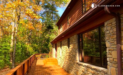 Stately Luxury Vacation Rental with a Private Hot Tub near Brown County State Park, Indiana - Nashville, Indiana - glamping.directory