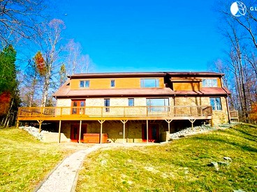 Stately Luxury Vacation Rental with a Private Hot Tub near Brown County State Park, Indiana - Nashville, Indiana - glamping.directory