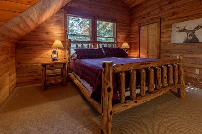 Panorama Paradise: Big Group Log Cabin Retreat in Bellaire, Michigan - Bellaire, Michigan - glamping.directory