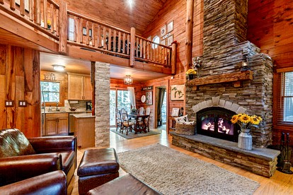 Panorama Paradise: Big Group Log Cabin Retreat in Bellaire, Michigan - Bellaire, Michigan - glamping.directory