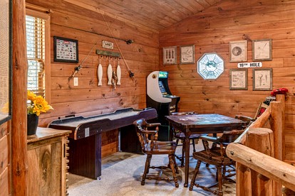 Panorama Paradise: Big Group Log Cabin Retreat in Bellaire, Michigan - Bellaire, Michigan - glamping.directory