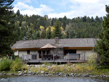 Picturesque Cottage for a Riverside Retreat near Big Sky, Montana - glamping.directory