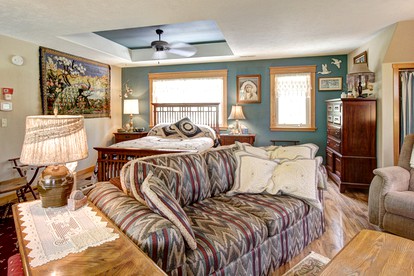 Spacious Bed and Breakfast for a Romantic Getaway in Nine Mile Falls, Washington - Nine Mile Falls, Washington - glamping.directory