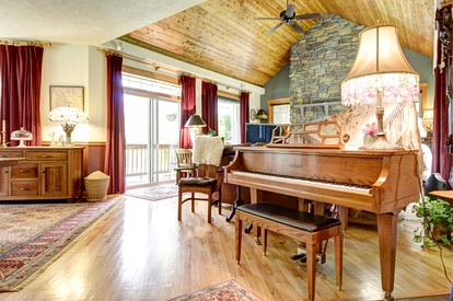 Spacious Bed and Breakfast for a Romantic Getaway in Nine Mile Falls, Washington - Nine Mile Falls, Washington - glamping.directory
