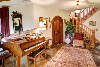 Spacious Bed and Breakfast for a Romantic Getaway in Nine Mile Falls, Washington - Nine Mile Falls, Washington - glamping.directory