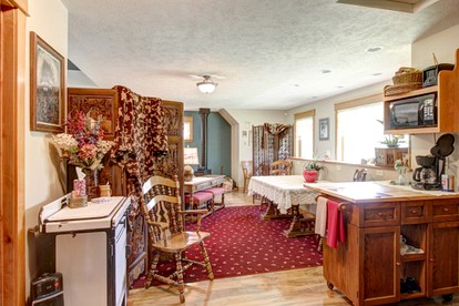 Spacious Bed and Breakfast for a Romantic Getaway in Nine Mile Falls, Washington - Nine Mile Falls, Washington - glamping.directory