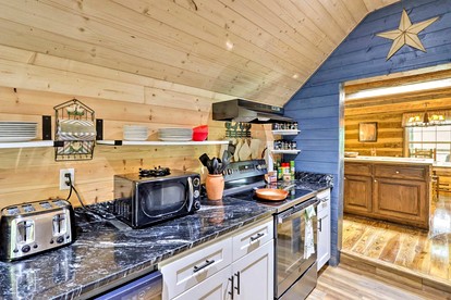 Quaint Cabin with Spa and Game Room in Topton, North Carolina - Topton, North Carolina - glamping.directory