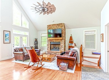 Quaint Cabin with Spa and Game Room in Topton, North Carolina - Topton, North Carolina - glamping.directory