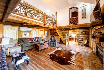 Quaint Cabin with Spa and Game Room in Topton, North Carolina - Topton, North Carolina - glamping.directory