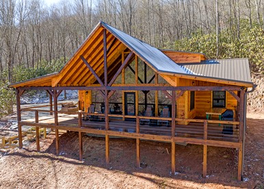 Quaint Cabin with Spa and Game Room in Topton, North Carolina - Topton, North Carolina - glamping.directory