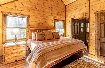 Quaint Cabin with Spa and Game Room in Topton, North Carolina - Topton, North Carolina - glamping.directory