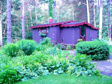 Cottage Guesthouse on Lakeview Lake, Michigan - glamping.directory