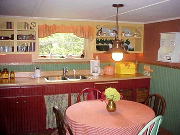 Cottage Guesthouse on Lakeview Lake, Michigan - Lake Ann, Michigan - glamping.directory