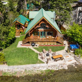 Pet-Friendly Riverfront Cabin with Hot-Tub, Picnic Area and Barbecue in Leavenworth, Washington - Leavenworth, Washington - glamping.directory