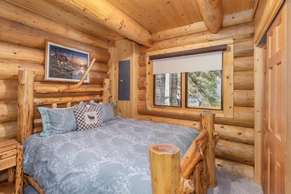Pet-Friendly Riverfront Cabin with Hot-Tub, Picnic Area and Barbecue in Leavenworth, Washington - Leavenworth, Washington - glamping.directory