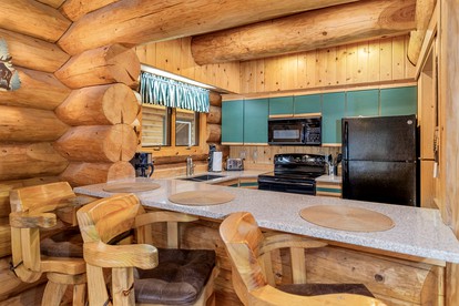 Pet-Friendly Riverfront Cabin with Hot-Tub, Picnic Area and Barbecue in Leavenworth, Washington - Leavenworth, Washington - glamping.directory