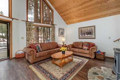 Pet-Friendly Riverfront Cabin with Hot-Tub, Picnic Area and Barbecue in Leavenworth, Washington - Leavenworth, Washington - glamping.directory