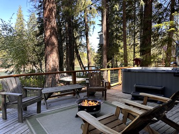 Pet-Friendly Riverfront Cabin with Hot-Tub, Picnic Area and Barbecue in Leavenworth, Washington - Leavenworth, Washington - glamping.directory