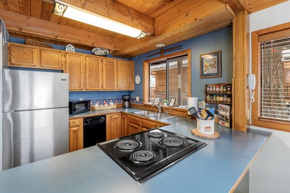 Pet-Friendly Riverfront Cabin with Hot-Tub, Picnic Area and Barbecue in Leavenworth, Washington - Leavenworth, Washington - glamping.directory