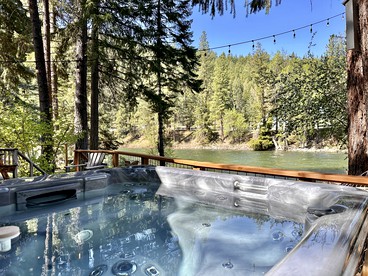 Pet-Friendly Riverfront Cabin with Hot-Tub, Picnic Area and Barbecue in Leavenworth, Washington - Leavenworth, Washington - glamping.directory