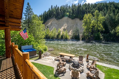 Pet-Friendly Riverfront Cabin with Hot-Tub, Picnic Area and Barbecue in Leavenworth, Washington - Leavenworth, Washington - glamping.directory