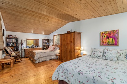 Pet-Friendly Riverfront Cabin with Hot-Tub, Picnic Area and Barbecue in Leavenworth, Washington - Leavenworth, Washington - glamping.directory