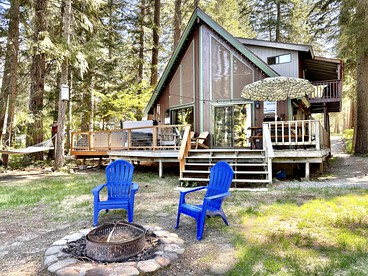 Pet-Friendly Riverfront Cabin with Hot-Tub, Picnic Area and Barbecue in Leavenworth, Washington - Leavenworth, Washington - glamping.directory