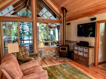 Breathtaking Treehouse with Magical Outdoor Living, Jacuzzi and Views in Washington - Lummi Island, Washington - glamping.directory