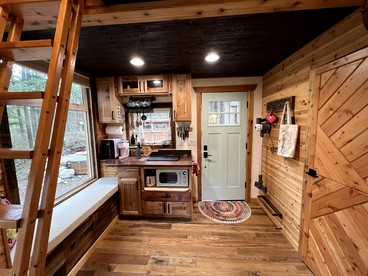 Breathtaking Treehouse with Magical Outdoor Living, Jacuzzi and Views in Washington - Lummi Island, Washington - glamping.directory