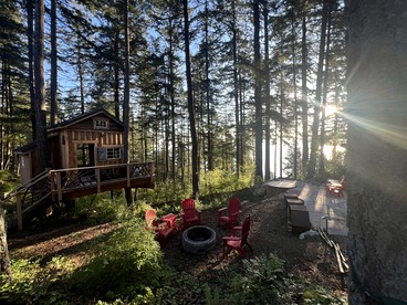 Breathtaking Treehouse with Magical Outdoor Living, Jacuzzi and Views in Washington - glamping.directory