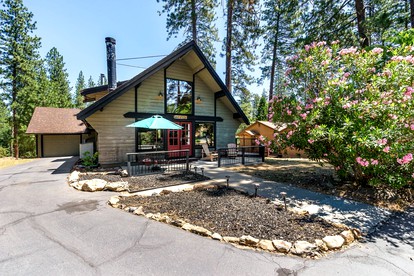 Beautiful Cabin with Pool, Tennis Court and Amazing Outdoor Area in Groveland, California - glamping.directory