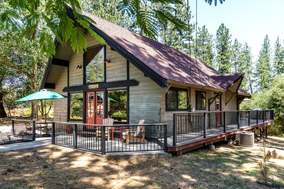 Beautiful Cabin with Pool, Tennis Court and Amazing Outdoor Area in Groveland, California - Groveland, California - glamping.directory